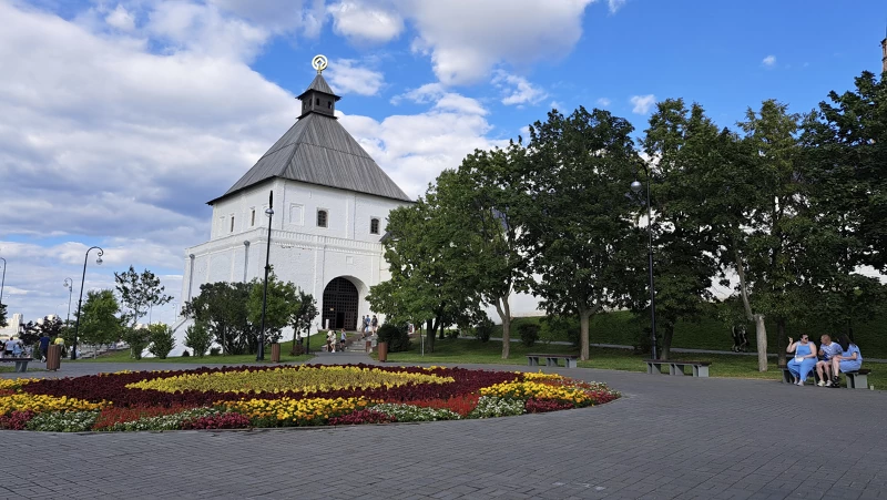 Тайницкая башня (вид от набережной)