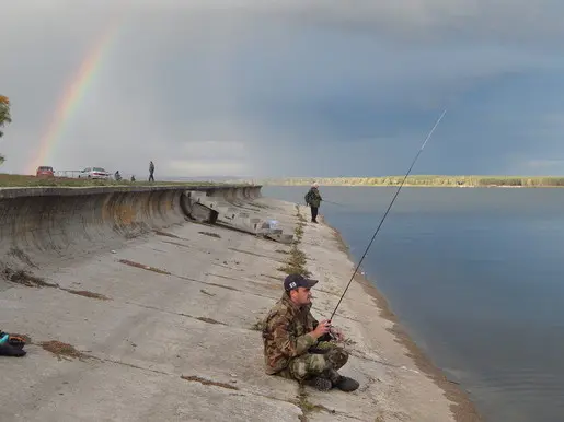 Ловля окуня с дамбы водохранилища