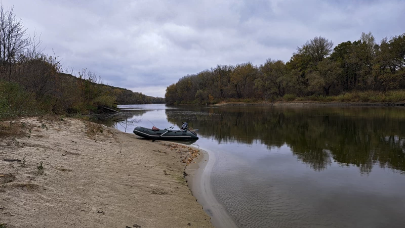 А в лодке-наш обед )))