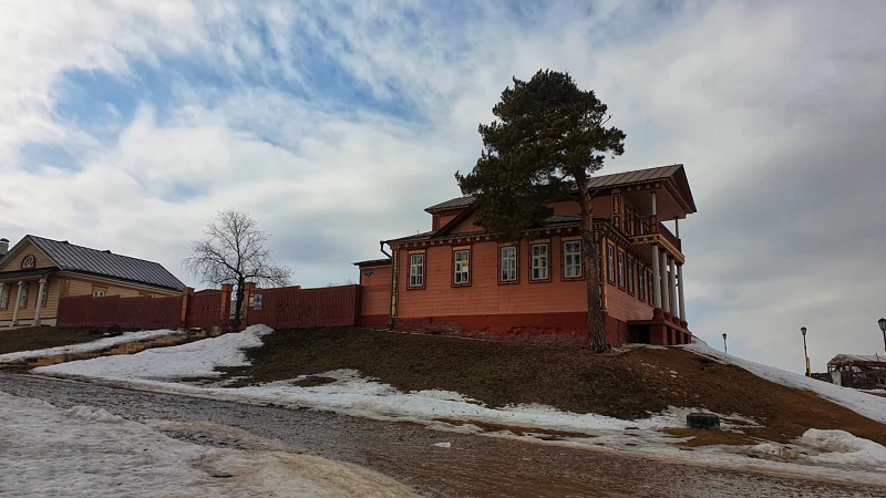 Сейчас старательно сохраняют анткраж уездного города. Электрических проводов на столбах не...