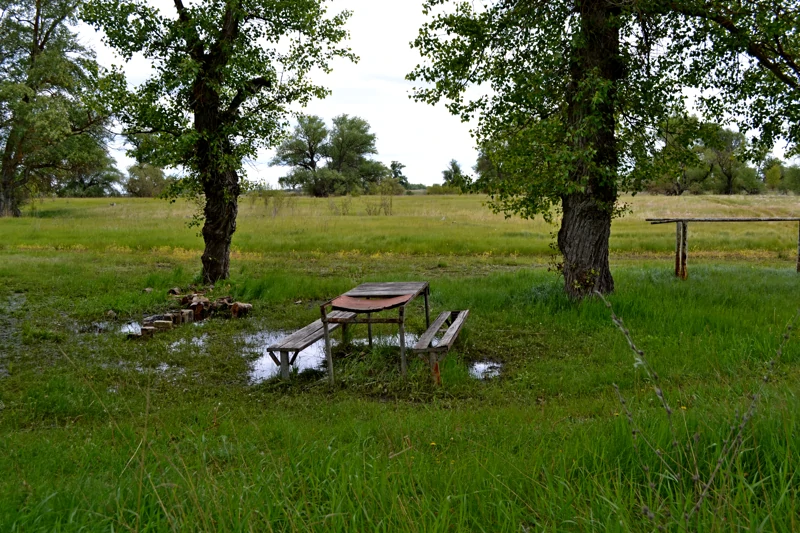 Уровень воды немного понизился, стол и скамейки уже на суше.